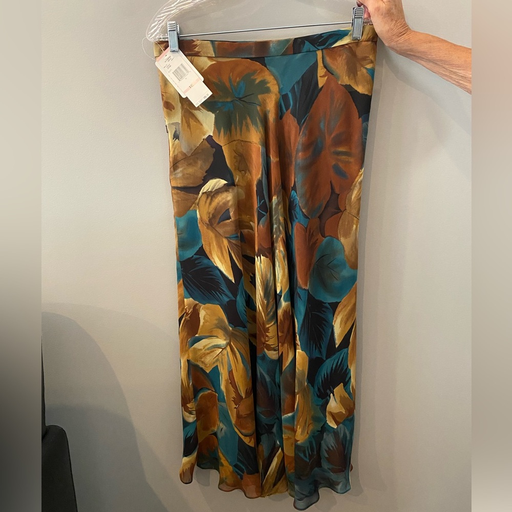 New with tags - Joan’s New York patterned midi-skirt